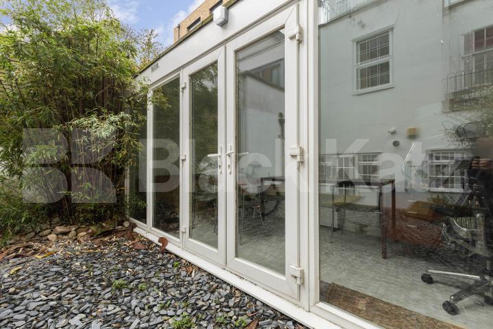 Stunning spacious two bed garden flat within a period house by Regents Park. Oval Road, Regents Park / Camden 